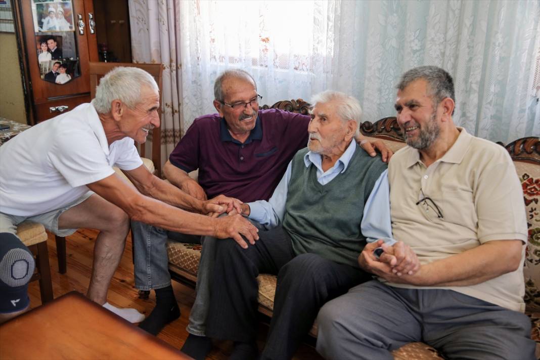 Konya’da yurttaki çocuklar "Mehmet Ali baba"larının 100. yaşını kutladı 1